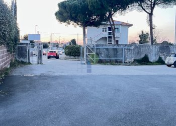 piazzale sul davanti a comune - Locale Commerciale Via delle Macchie 4, Livorno - foto 6