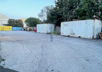 piazzale sul davanti a comune - Locale Commerciale Via delle Macchie 4, Livorno - foto 8