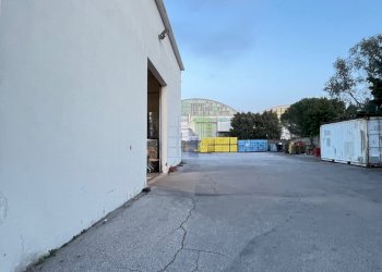 piazzale sul fianco - Locale Commerciale Via delle Macchie 4, Livorno - foto 9