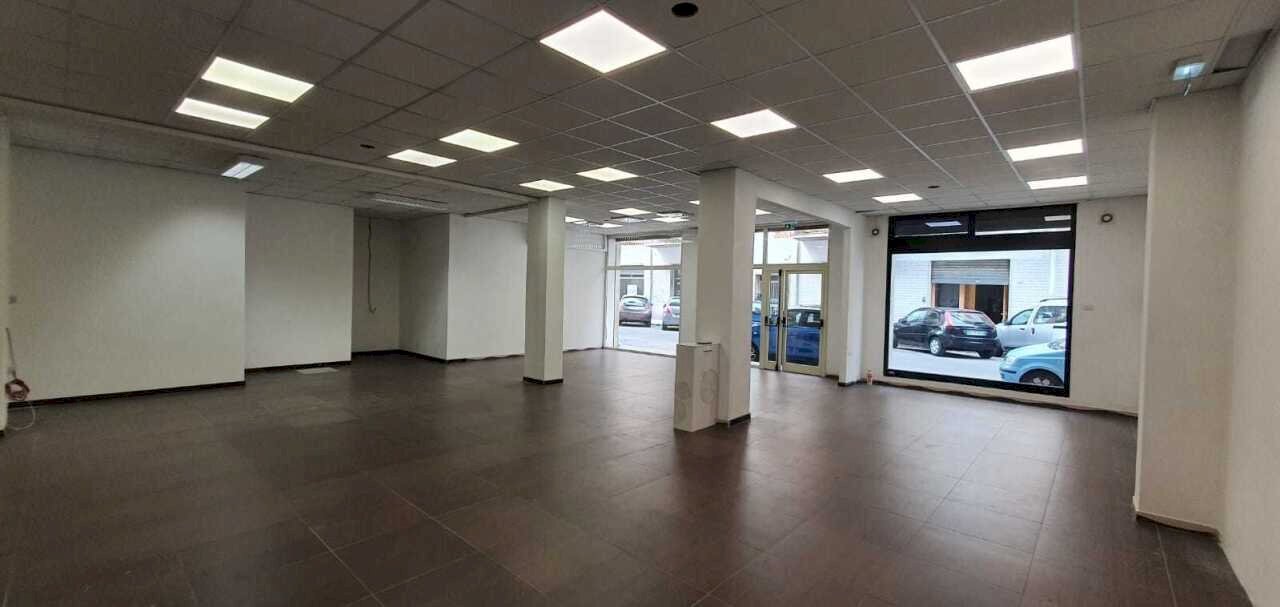 verso vetrina - Locale Commerciale Quartu Sant'Elena - foto 1