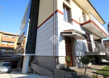 Three-room apartment Via Enrico Toti, Garbagnate Milanese - photo 2