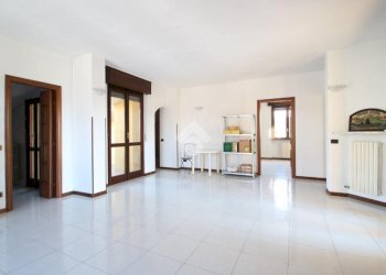 Three-room apartment Via Enrico Toti, Garbagnate Milanese - photo 5