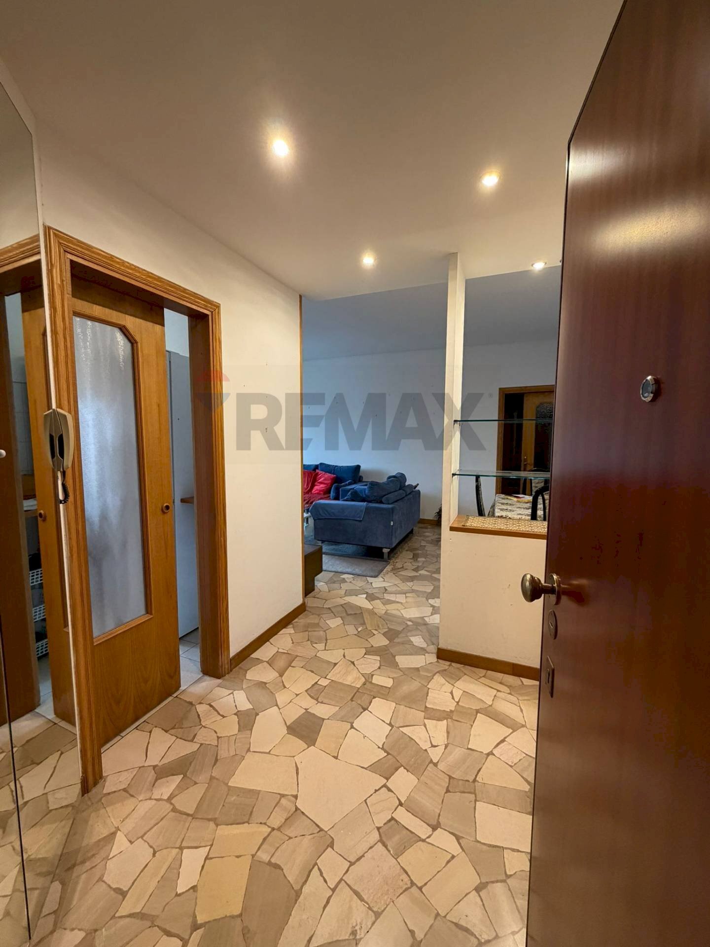 Hall / corridoio - Trilocale via Cascina Cattaneo
 
2, Luino - foto 2