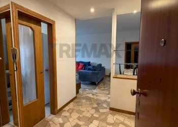 Hall / corridoio - Trilocale via Cascina Cattaneo
 
2, Luino - foto 2