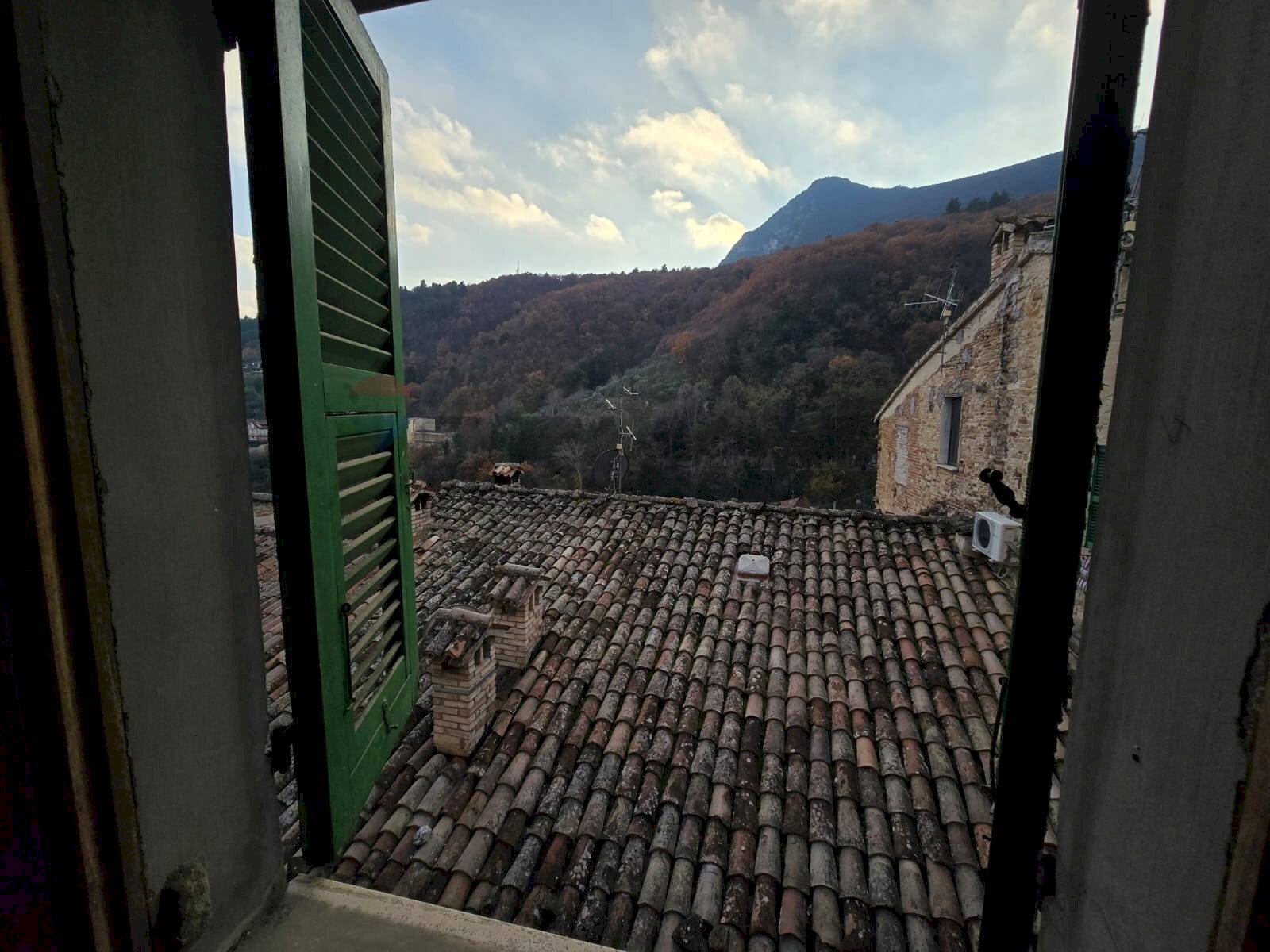Vista delle montagne - Casa semi indipendente VIA RICCI DANTE
10, Serra San Quirico - foto 2