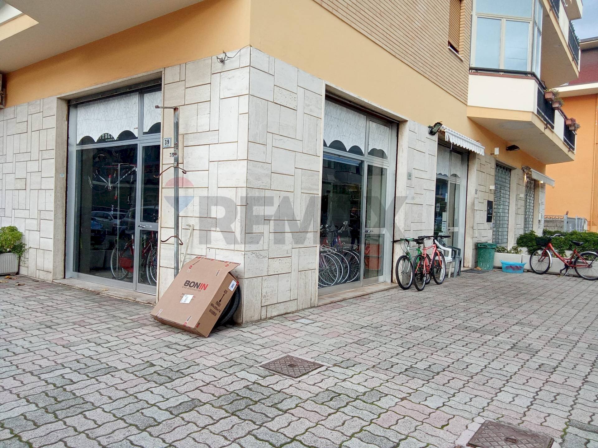 Edificio all\'aperto - Commercial Premises Via Ugo Foscolo
 
52, Martinsicuro - photo 1