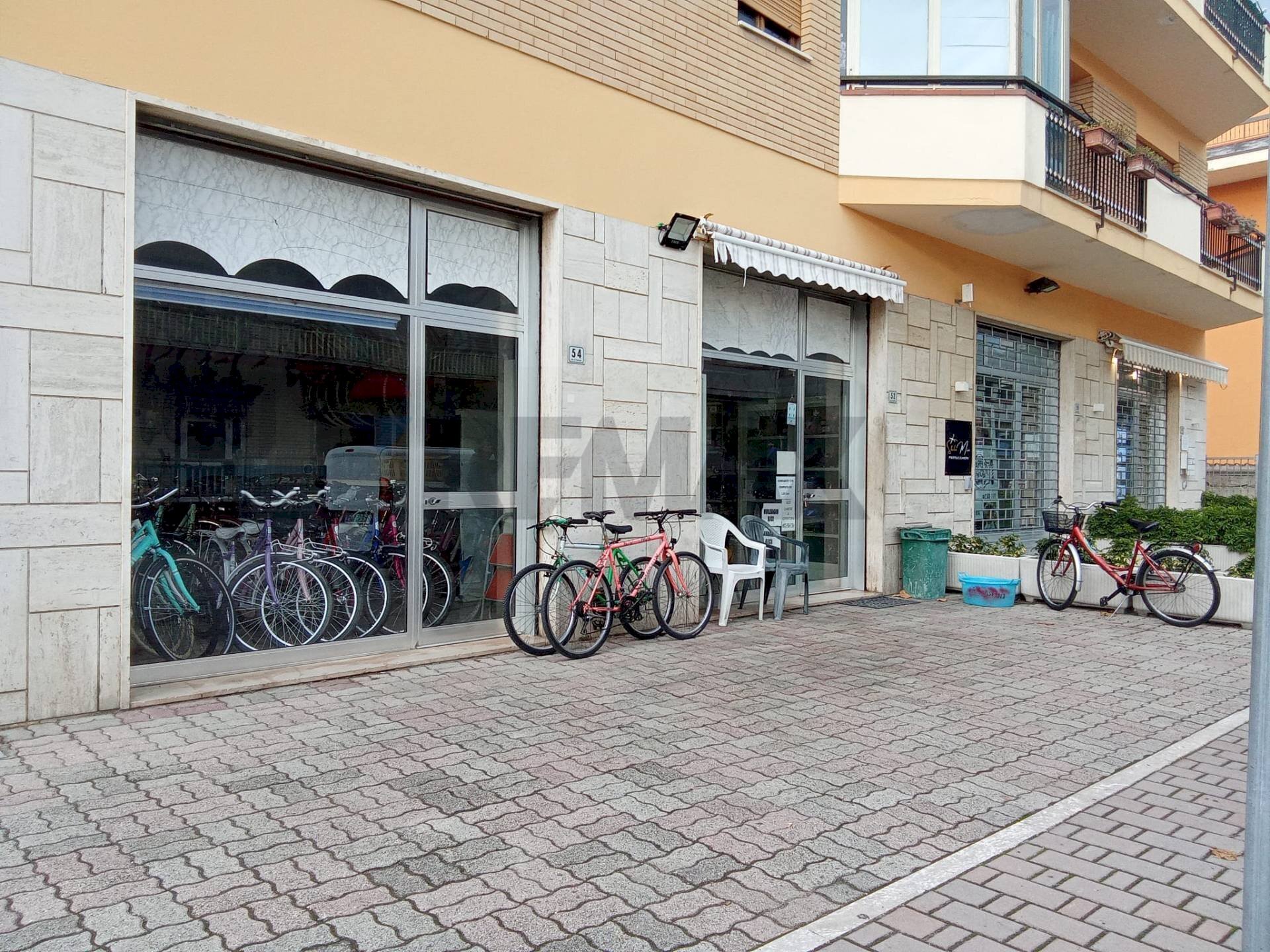 Edificio all\'aperto - Commercial Premises Via Ugo Foscolo
 
52, Martinsicuro - photo 2