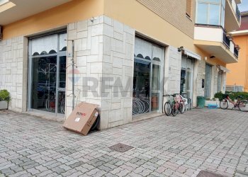 Edificio all\'aperto - Locale Commerciale Via Ugo Foscolo
52, Martinsicuro - foto 1