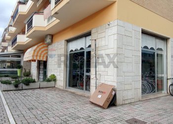 Edificio all\'aperto - Locale Commerciale Via Ugo Foscolo
52, Martinsicuro - foto 3