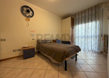 Camera / camera da letto - Bilocale VIA CAVOUR
 
10, Madone - foto 11