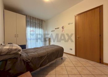 Camera / camera da letto - Bilocale VIA CAVOUR
 
10, Madone - foto 12