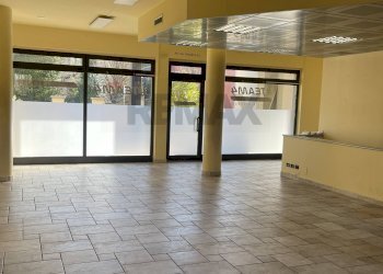 Ricezione / Lobby - Locale Commerciale viale Monsignore Federico Colombo
 
3/7, Merate - foto 8