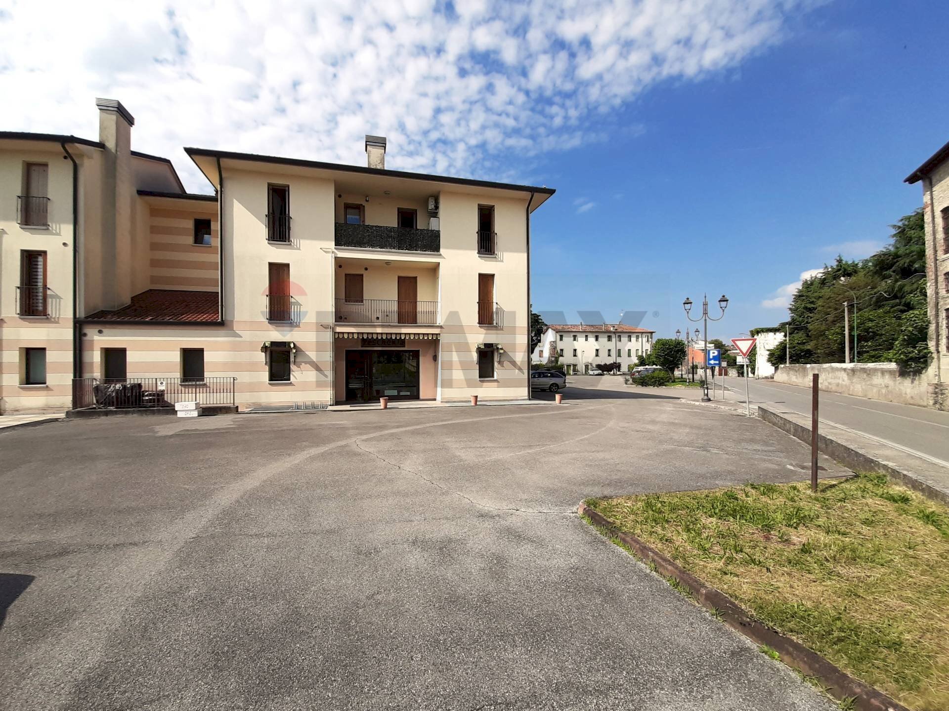 Edificio all\'aperto - Commercial Premises Corte della Seta
 
18, Sernaglia della Battaglia - photo 1