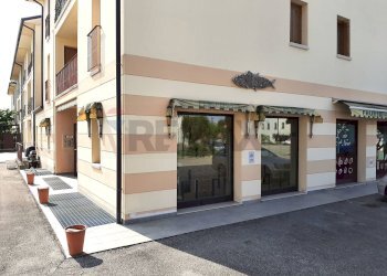 Edificio all\'aperto - Commercial Premises Corte della Seta
 
18, Sernaglia della Battaglia - photo 2