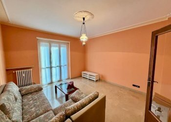 Soggiorno - Appartamento via Fratelli Rosselli, 130, Biella - foto 5