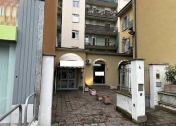 Cortile interno - Bilocale via Plinio, 4, Erba - foto 4