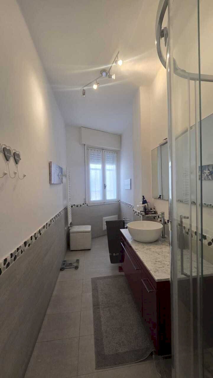 bagno finestrato con box doccia - Trilocale Via Leonardo da Vinci, Alassio - foto 3
