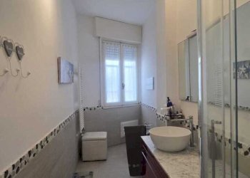 bagno finestrato con box doccia - Trilocale Via Leonardo da Vinci, Alassio - foto 3
