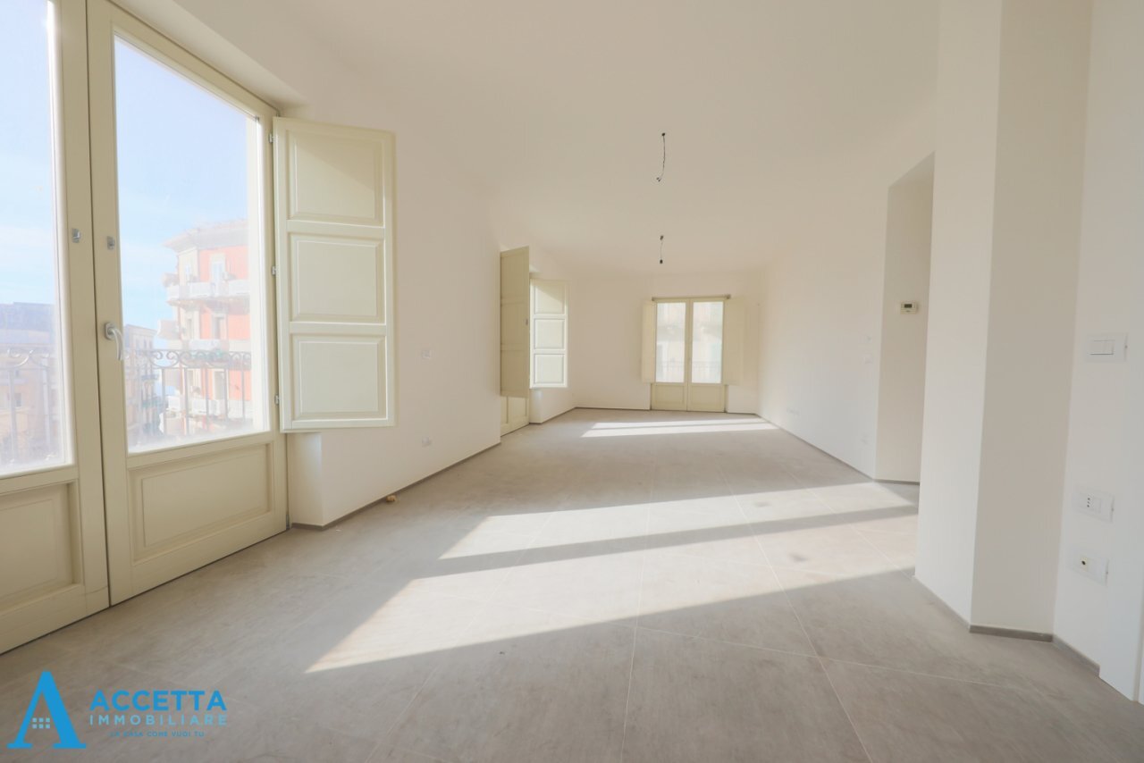 living - Quadrilocale Via Criscuolo 1, Taranto - foto 2