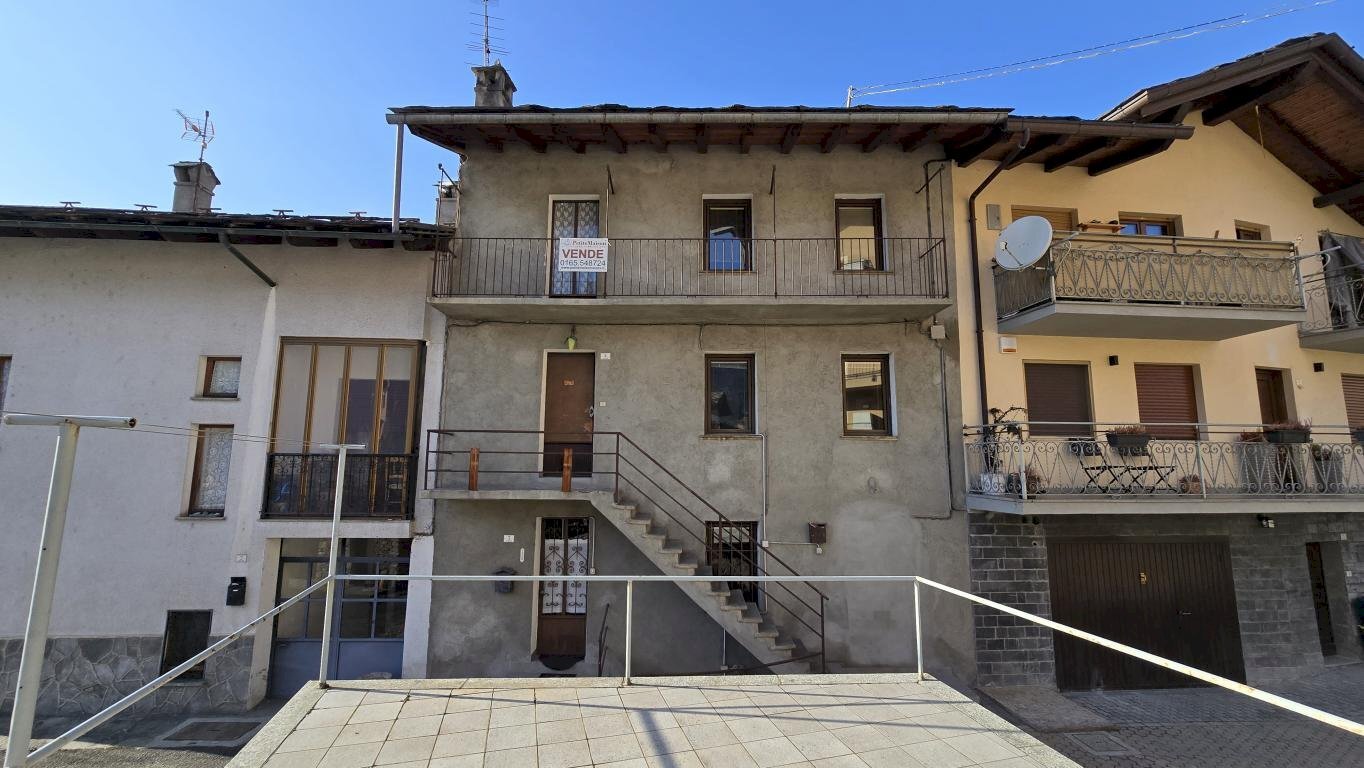 Casa semi indipendente Via della Libertà, 80a, Saint-Pierre - foto 1