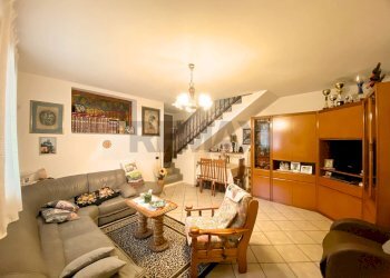 Sala da pranzo - Casa indipendente La Pezza
 
9, Luino - foto 5