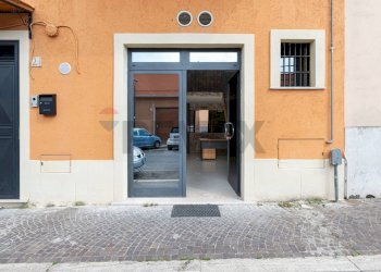 Edificio all\'aperto - Commercial Premises VIALE VINCENZO FEDERICI
 
21, Monterotondo - photo 2