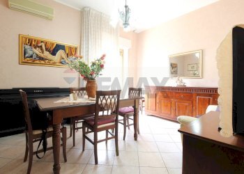 Sala da pranzo - Quadrilocale Via Nervesa Della Battaglia
 
2, Catania - foto 8