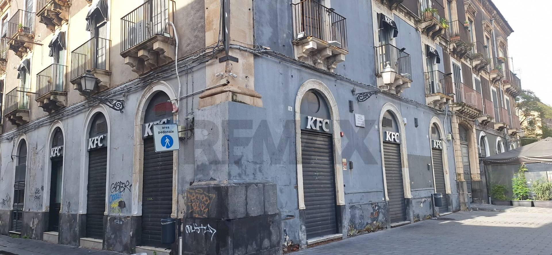 Edificio all\'aperto - Locale Commerciale Piazza Turi Ferro
 
1/2/3, Catania - foto 1