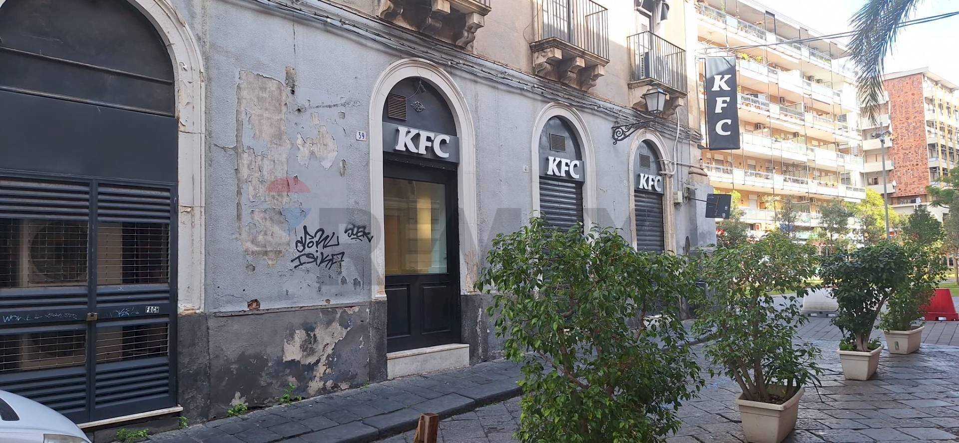 Edificio all\'aperto - Locale Commerciale Piazza Turi Ferro
 
1/2/3, Catania - foto 2