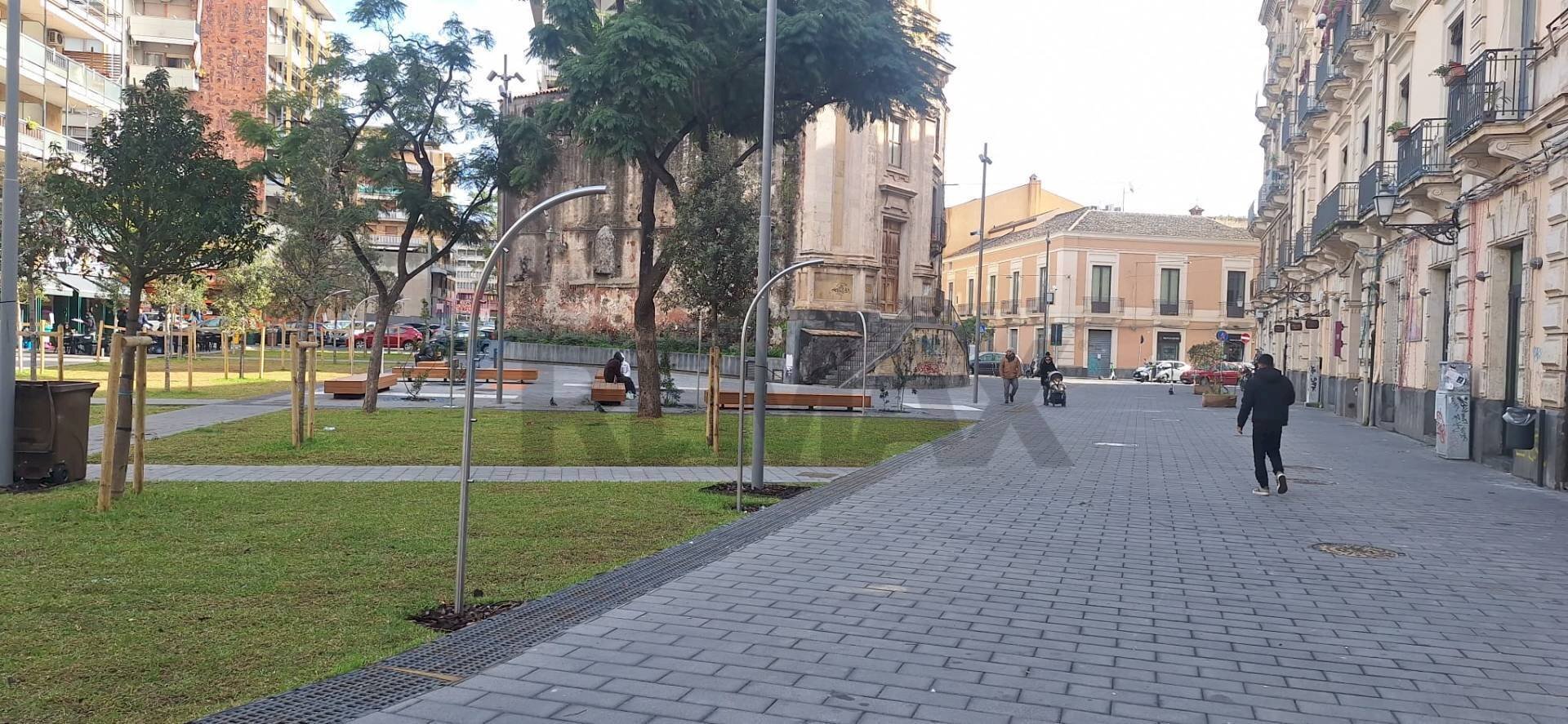 Edificio all\'aperto - Locale Commerciale Piazza Turi Ferro
 
1/2/3, Catania - foto 3