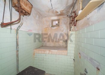 Bagno - Locale Commerciale via roma
 
99, Belpasso - foto 28