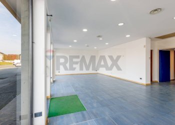 Stanza vuota - Locale Commerciale PIAZZA VITTORIO EMANUELE II
 
2, Dalmine - foto 3