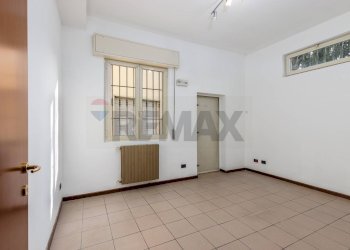 Stanza vuota - Locale Commerciale PIAZZA VITTORIO EMANUELE II
 
2, Dalmine - foto 8