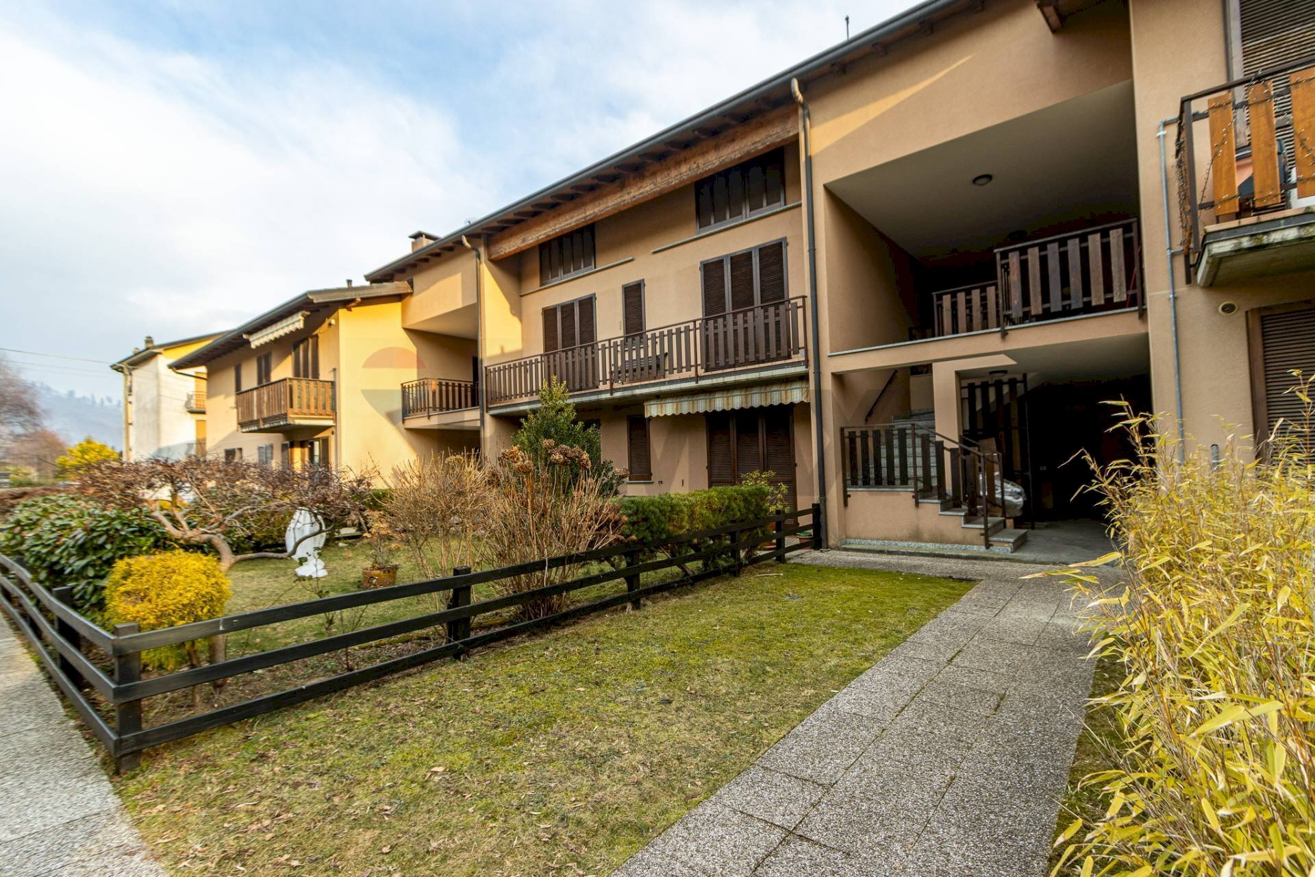 Edificio all\'aperto - Trilocale VIA SANTA VALERIA
 
1, Caglio - foto 1