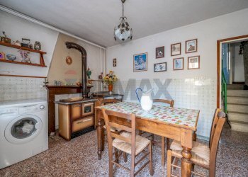 Sala da pranzo - Casa semi indipendente località tufi
 
28, Corniglio - foto 5