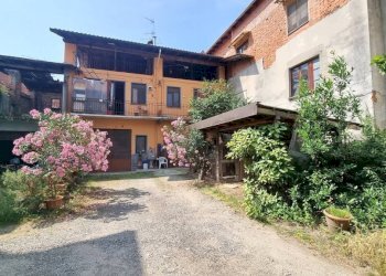 Cortile interno - Casa indipendente corso Camillo Benso di Cavour, 36, Gattinara - foto 1