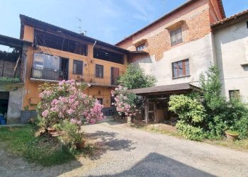 Cortile interno - Casa indipendente corso Camillo Benso di Cavour, 36, Gattinara - foto 45