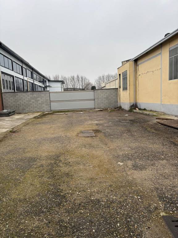 Cortile interno - Capannone strada della Paiola, 951, Pavia - foto 1