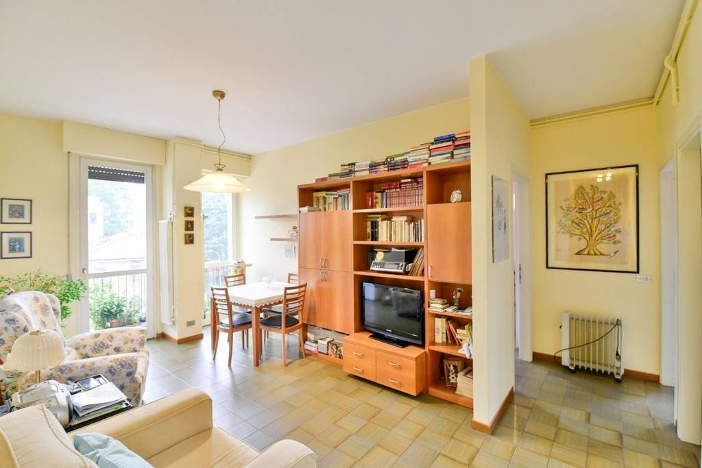 Salone - Appartamento via Vincenzo Monti, 12, Carugo - foto 3