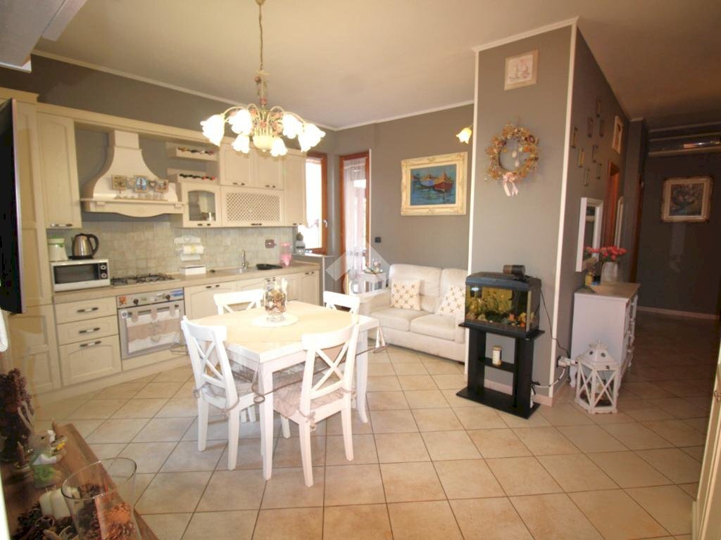 Three-room apartment Via XXIV maggio, Trofarello - photo 1