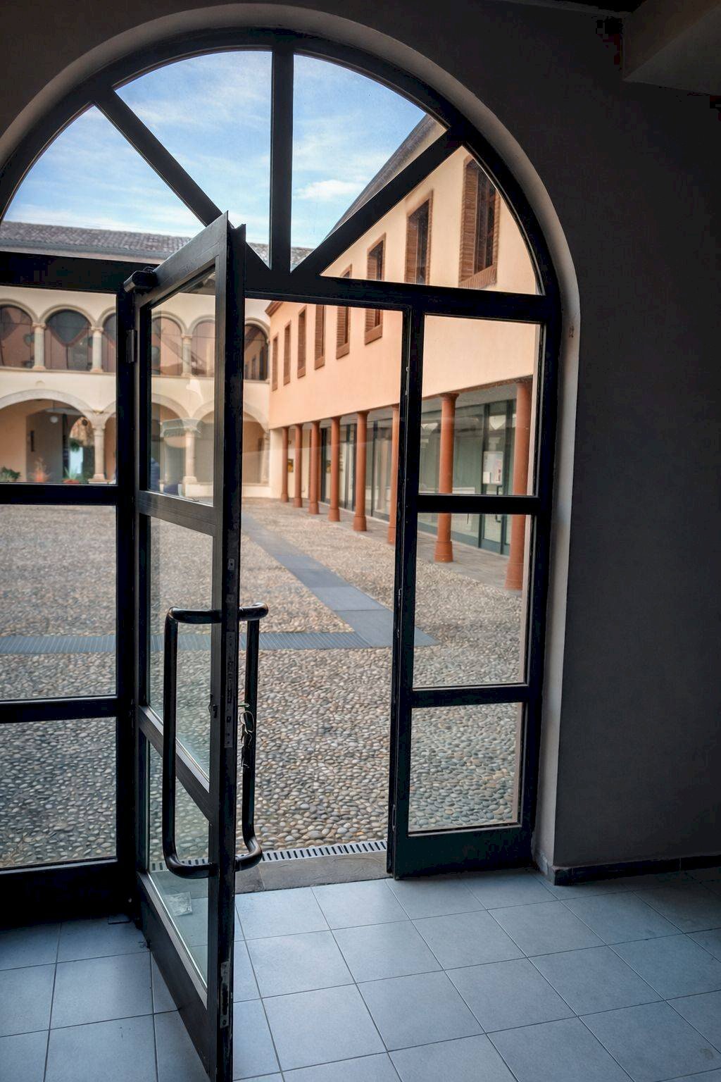 Foto 2 - Locale Commerciale Piazza rosa vincenzo, Palazzolo sull'Oglio - foto 2