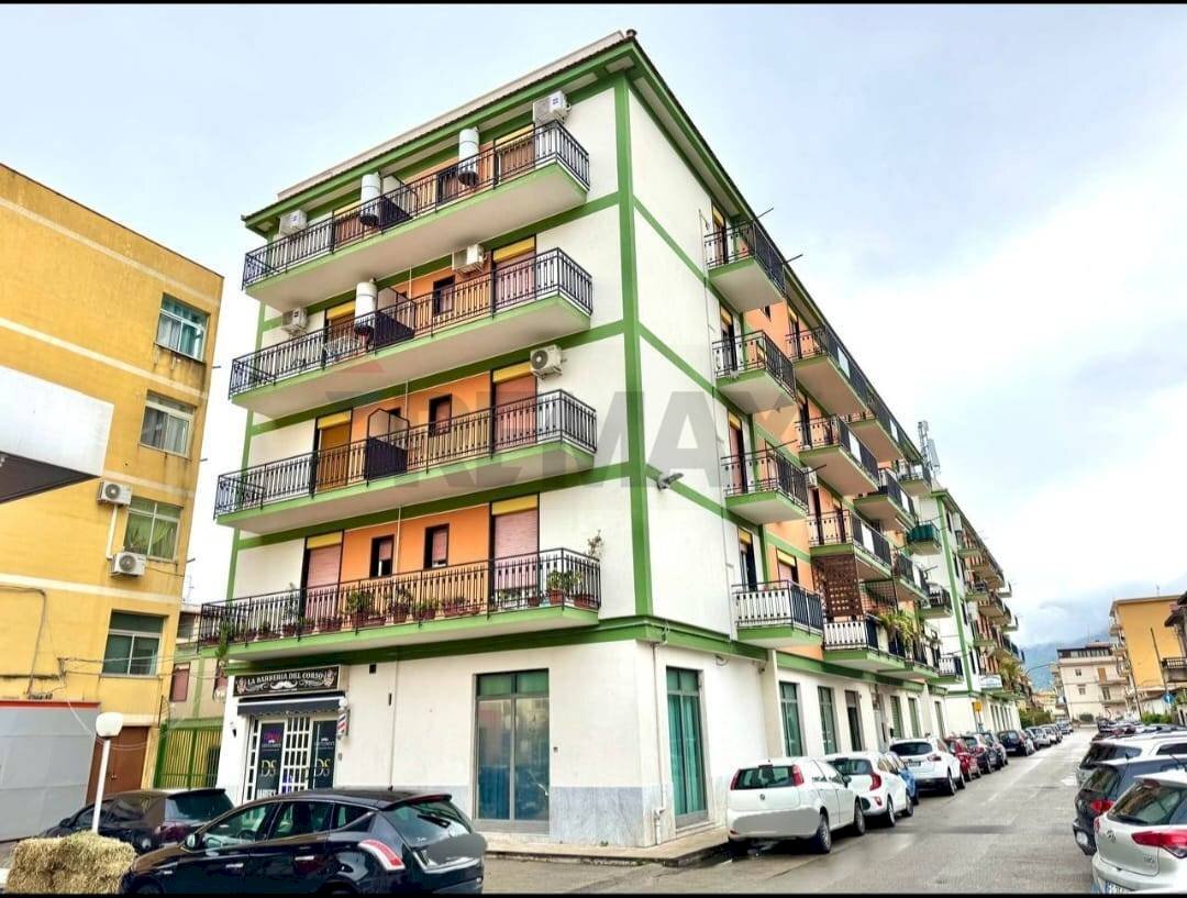 Edificio all\'aperto - Commercial Premises Corso Italia
 
73, Carini - photo 3