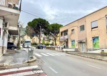 Edificio all\'aperto - Commercial Premises Corso Italia
 
73, Carini - photo 4