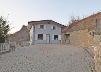 Cortile interno - Casa indipendente strada Villarello, 33, Ceva - foto 1