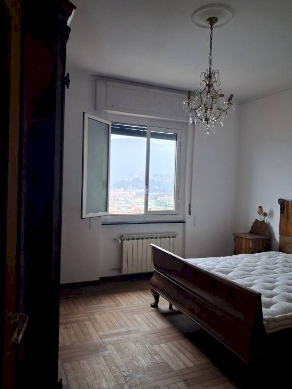 Camera da letto - Attico via Ludovico Ariosto, 12, Genova (zona Sampierdarena) - foto 2