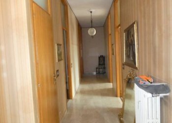 Corridoio - Quadrilocale piazza Monsignor Luigi Grassi, Alba - foto 10