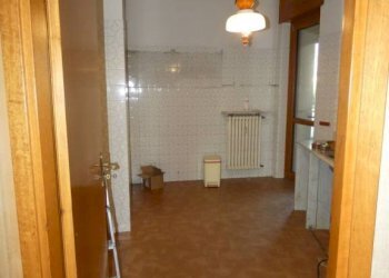 Cucina - Four-room apartment piazza Monsignor Luigi Grassi, Alba - photo 14