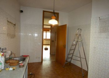 Cucina - Quadrilocale piazza Monsignor Luigi Grassi, Alba - foto 15