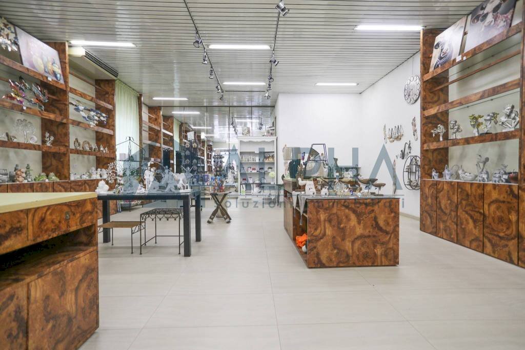 Interno non residenziale - Negozio via Tullio Giorgetti, Bellaria-Igea Marina - foto 2