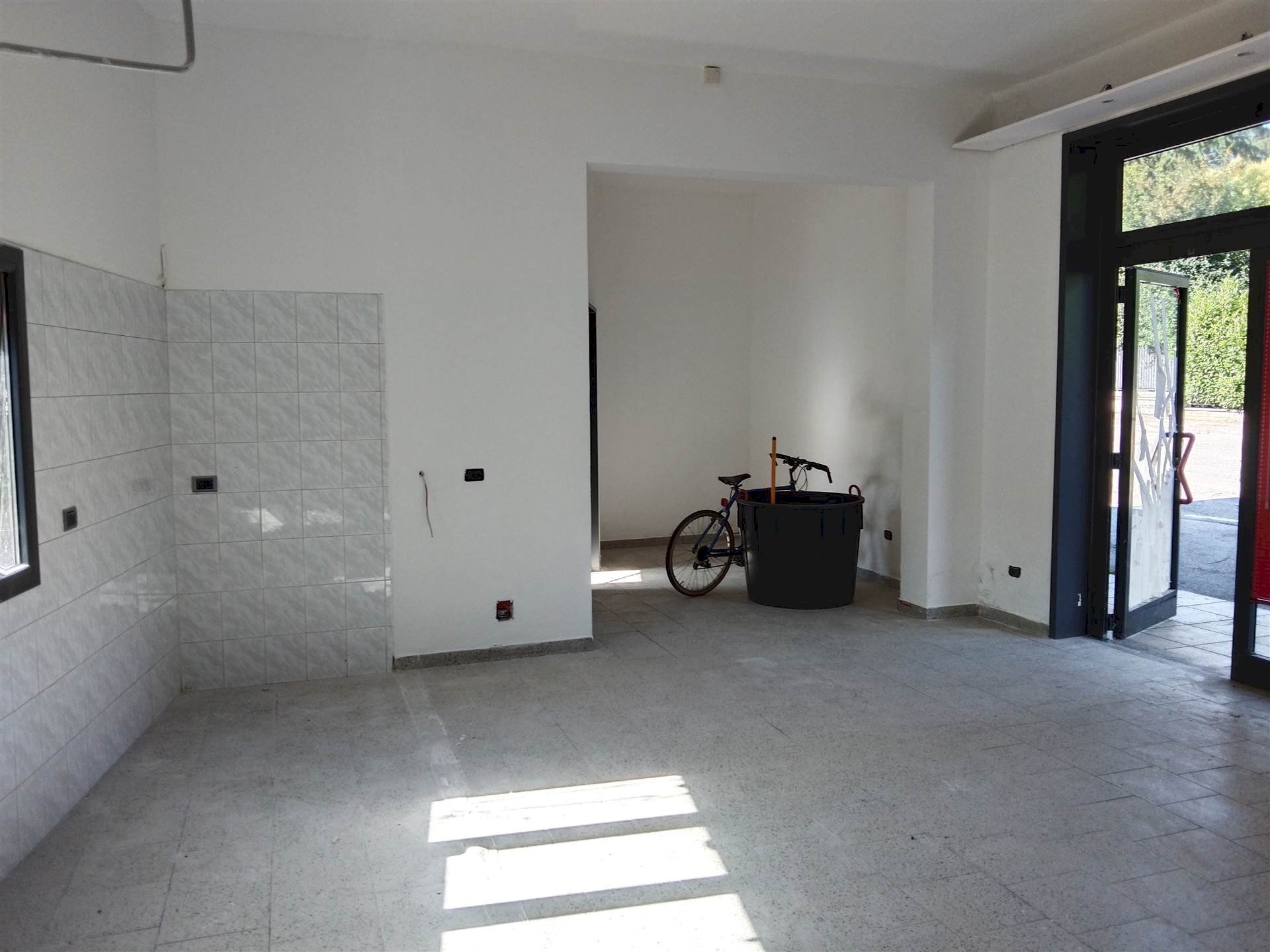 Negozio Via Sinistro Guerro 1, Castelvetro di Modena - foto 1